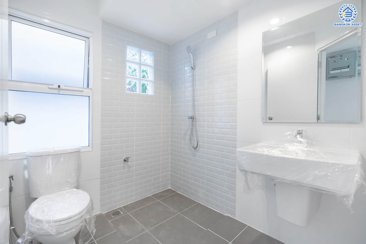 บ้านมือสองตกแต่งใหม่ แบรนด์ LH ม.ชลลดา บางใหญ่-เซ็นทรัลเวสต์เกต หลังมุม เนื้อที่ 58.9 ตร.ว. ฟังก์ชัน 3 ห้องนอน 2 ห้องน้ำ 1 ห้องอเนกประสงค์ 2 ที่จอดรถ Facilities ครบครัน บนทำเลเดินทางสะดวก เชื่อมต่อถ.กาญจนาภิเษก และเพียง 10 นาทีถึงรถไฟฟ้า "สถานีคลองบางไผ่"